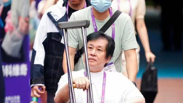 残障歌手郑智化再批大陆机场服务，坦言失望至极萌生退圈念头，评论区炸锅