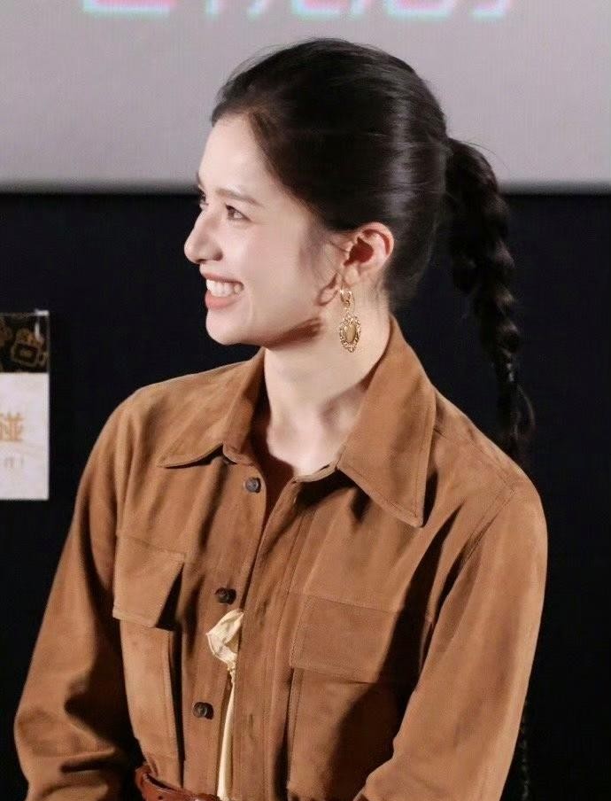 张婧仪这高马尾扎得是真精神，随手一拍都透着那股子清爽劲儿。刷到这条动态的时候正赶