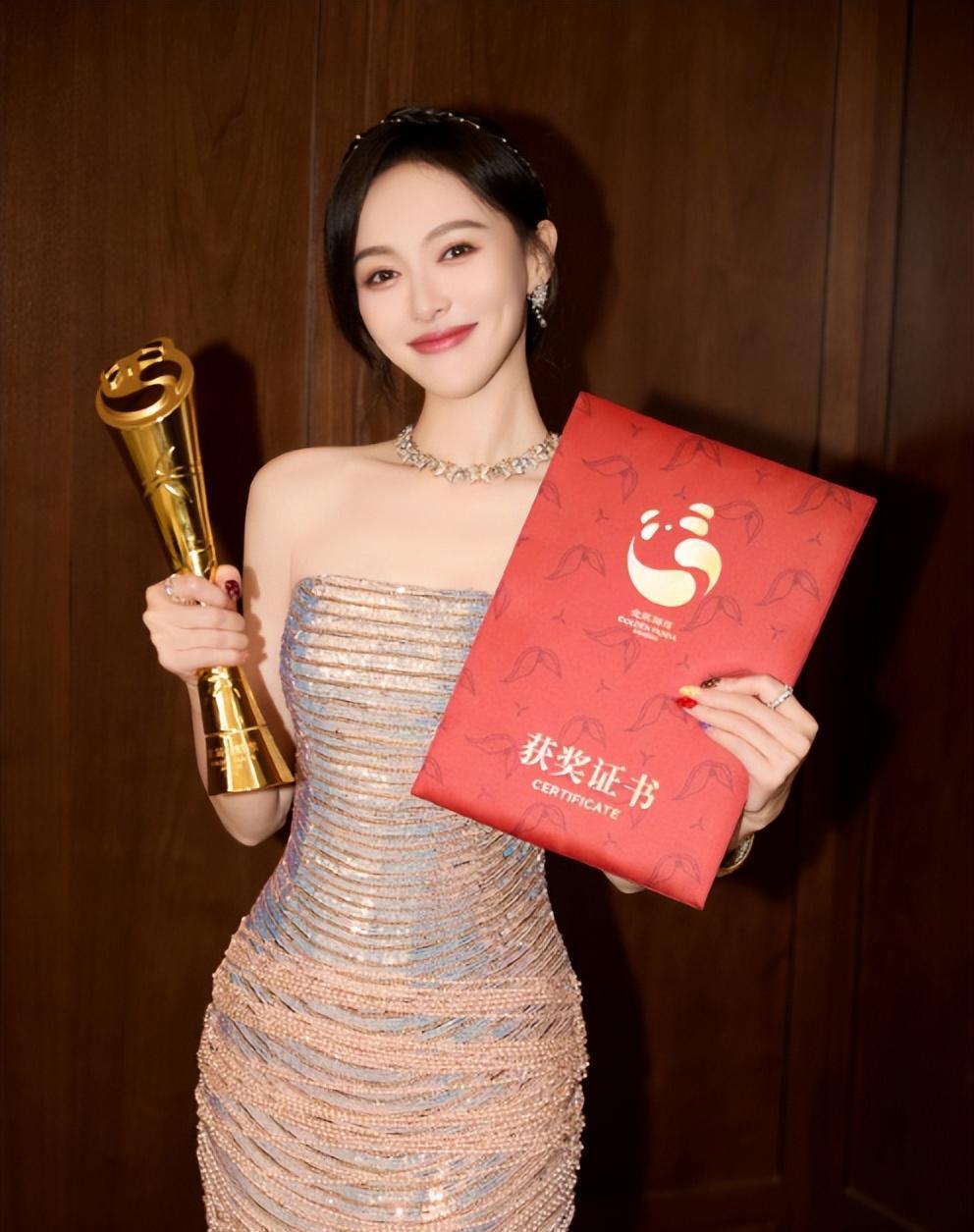 成都这一夜，
女明星千娇百媚，
唐嫣惊为天人，
第二届金熊猫奖正式收官！
85花