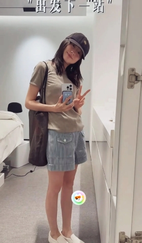 素颜状态下的董洁，皮肤松垮，眼神也不再灵动，眼袋明显，姨味十足！看身材还像个小姑