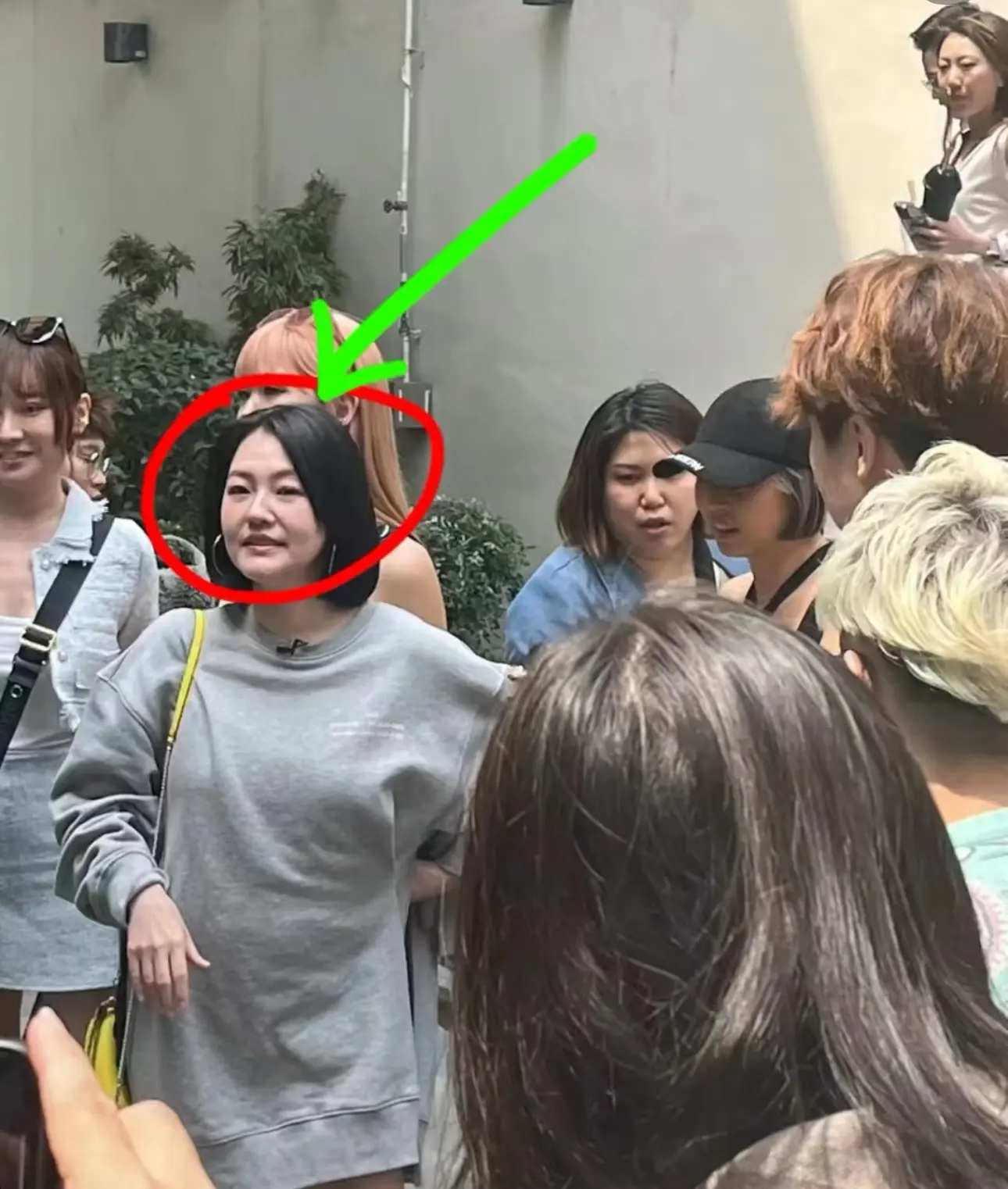 路上看到一位女明星，她是谁啊？