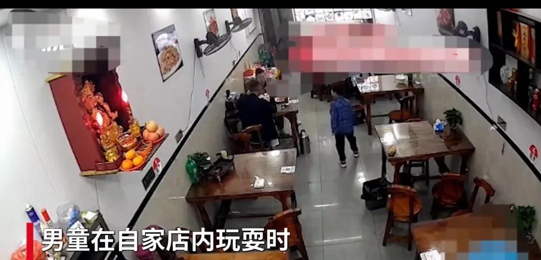 安徽六安，男孩在自己家饭店里，踢球玩的时候，不小心将球踢到了一位客人的菜碟子里面