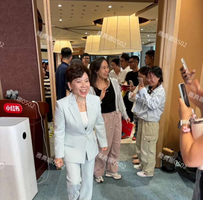 邓亚萍本人比想象中更娇小











我的天哪！你们能相信吗？我竟然见