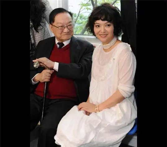 1976年，52岁的金庸出轨23岁的林乐怡后，便提出离婚。妻子平静地说：“离婚可