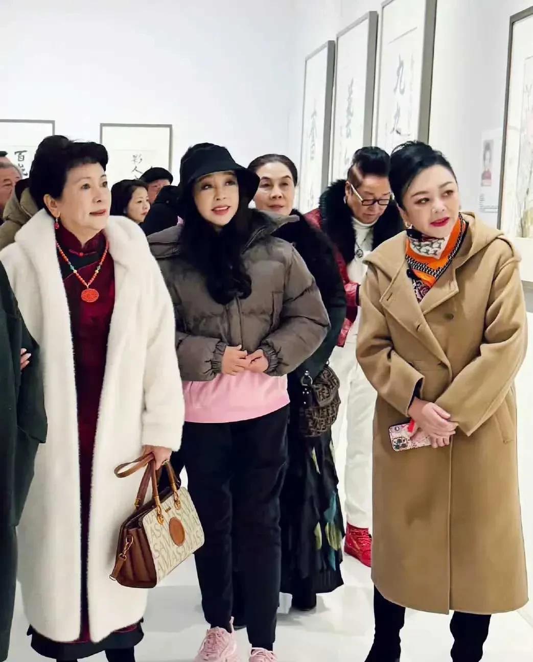 刘晓庆真的很有感觉，怪不得曾经的小男友委屈的说自己曾经不知道她的年龄，刘晓庆稍稍