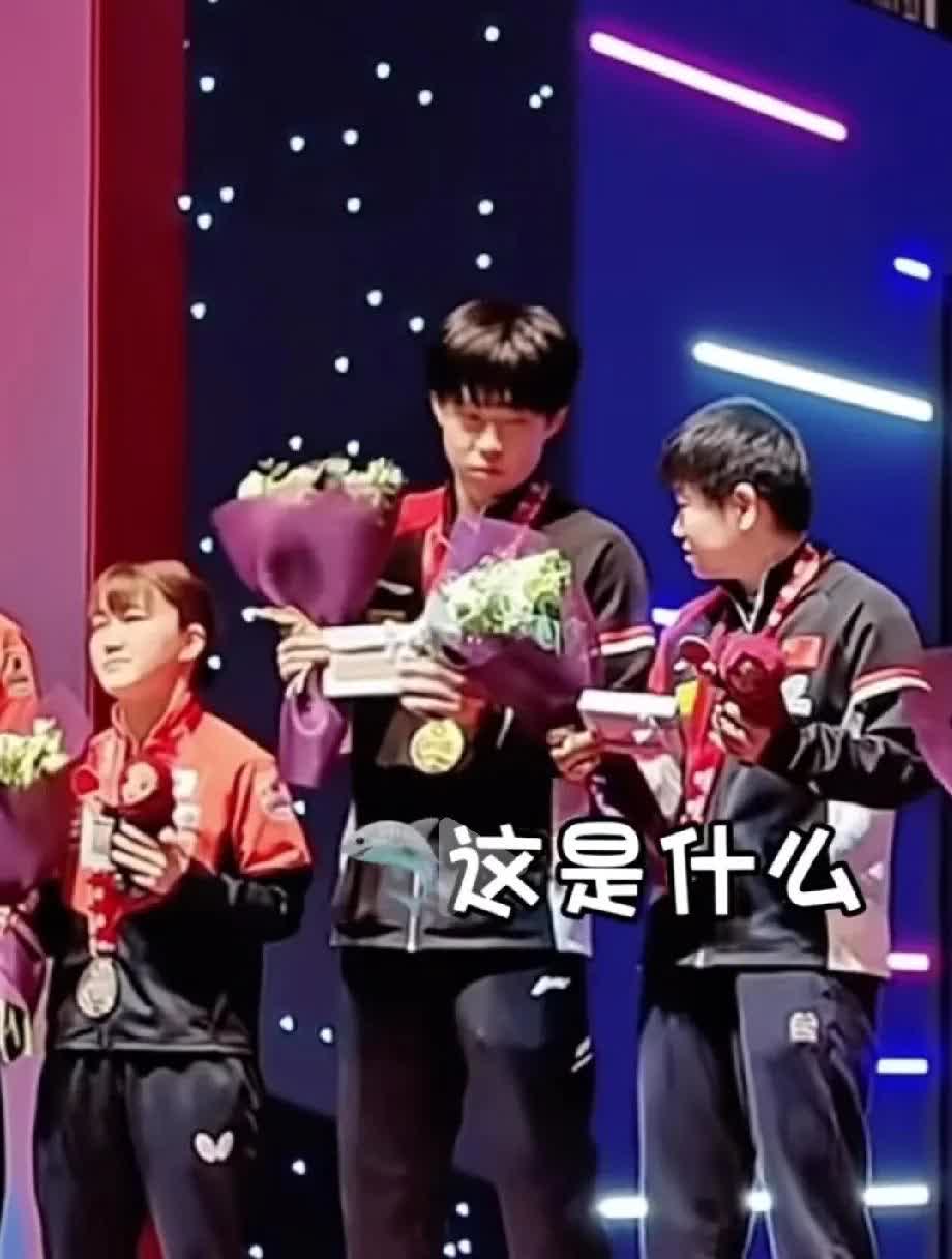 这两天球迷粉丝又整破防了

有人说:一会儿坚定自信，一会儿又想出坑

哈