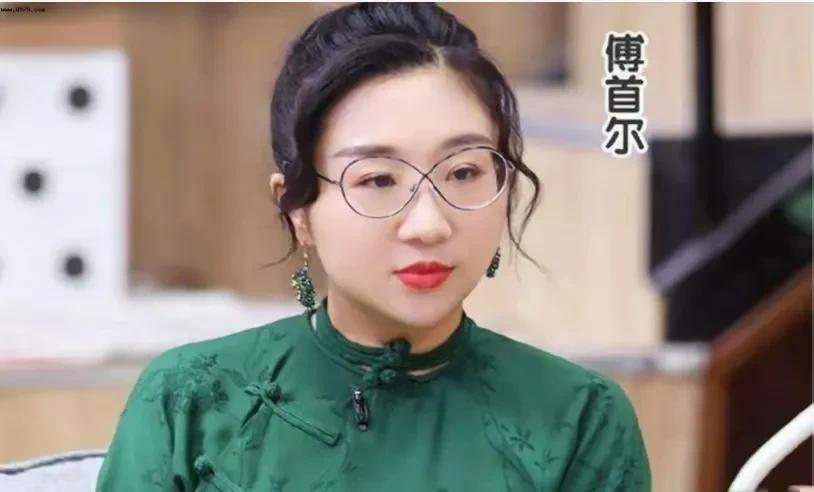 傅首尔火出圈的原因是以踩她前夫的各类示例和她在家庭中的各种优越得来的。
她前夫受