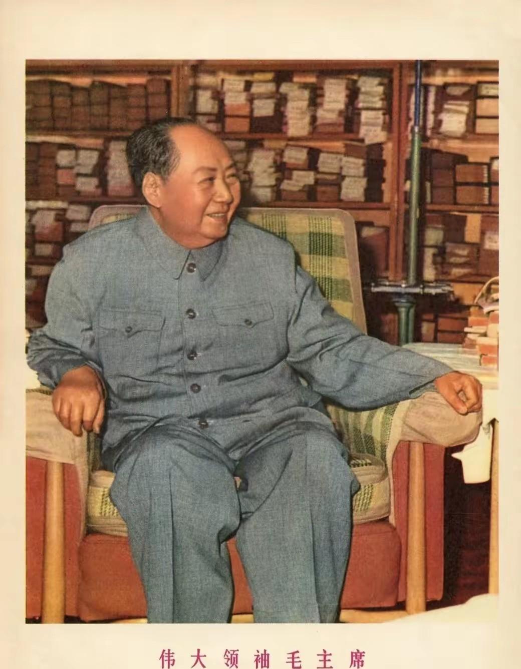 北京的金山上光芒照四方
毛主席就是那金色的太阳
多么温暖 多么慈祥
把我们农奴的