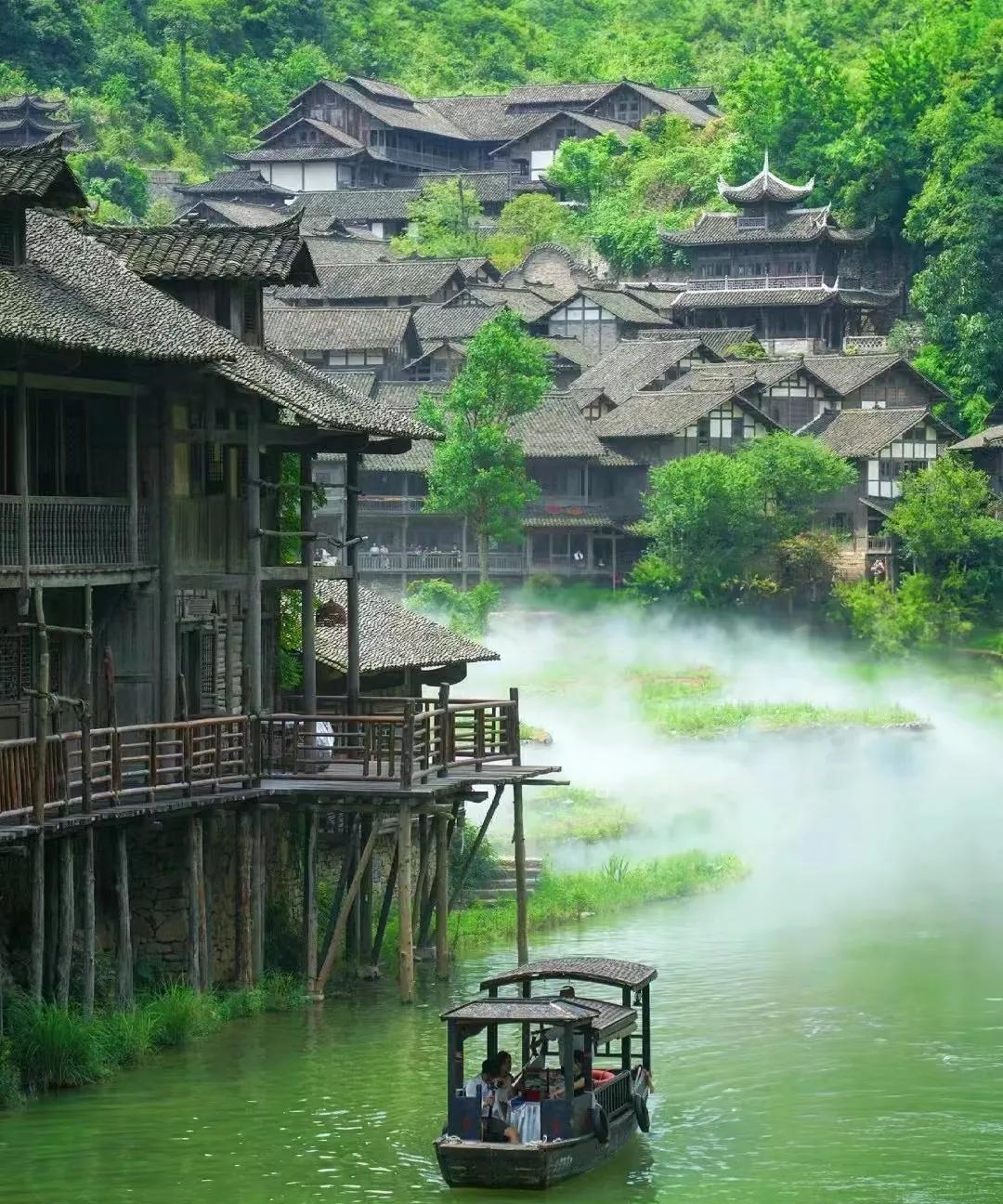 《美景》
临河两边吊脚楼，
依窗看水探出头。
霞光照水金光闪，
…………？
拋砖