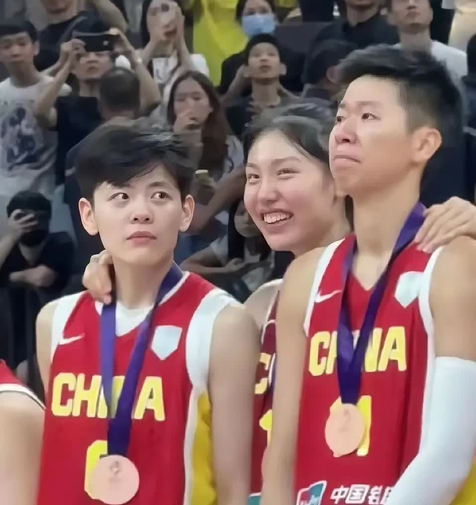 好好的金牌变成了铜的，谁笑得出来？
杨舒予上半场就发现这个排兵布阵完了，张子宇
