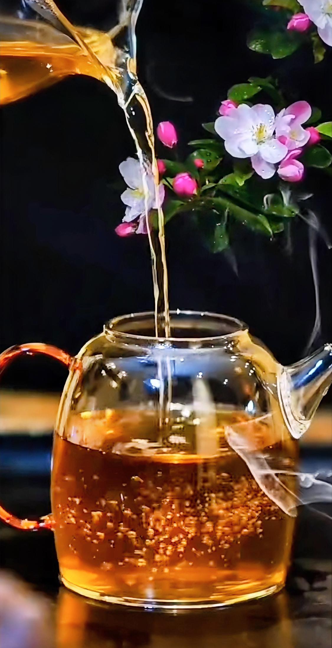 #分享每天的感悟#
打开手机，全是心灵鸡汤；放下手机，全是柴米油盐酱醋茶。
世人