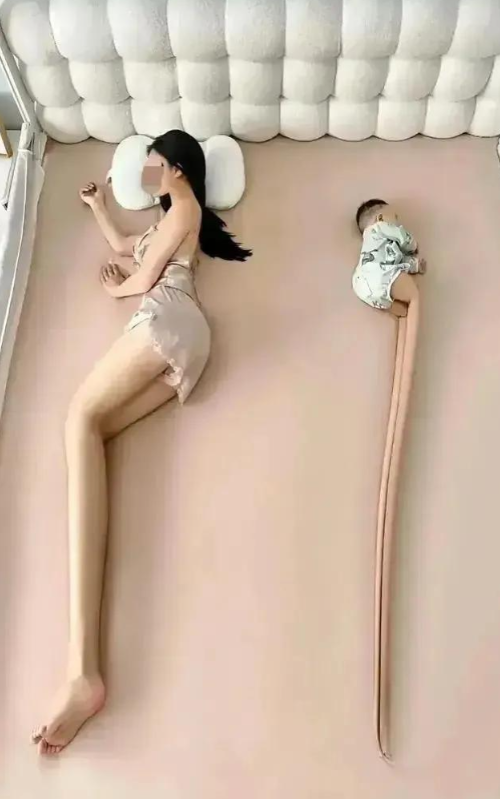 这图片上的两人是姐弟还是母子？
