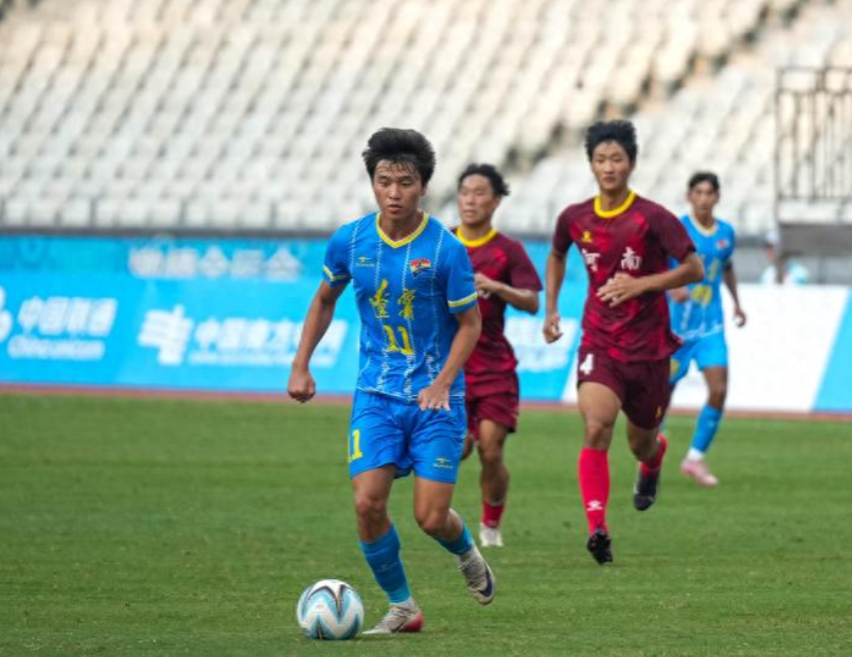 第十五届全国运动会男子足球18岁以下组(U18)A组第二轮比赛在深圳宝安体育中心