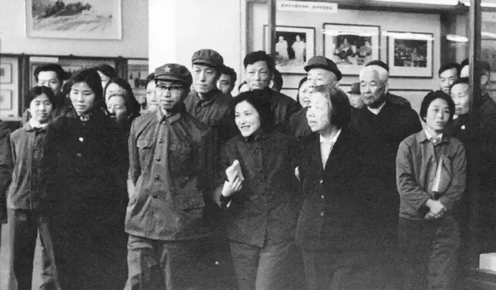 七十年代，贺龙元帅之女贺捷生（前右二）陪同邓颖超（前右一）参观红军长征图片展览的