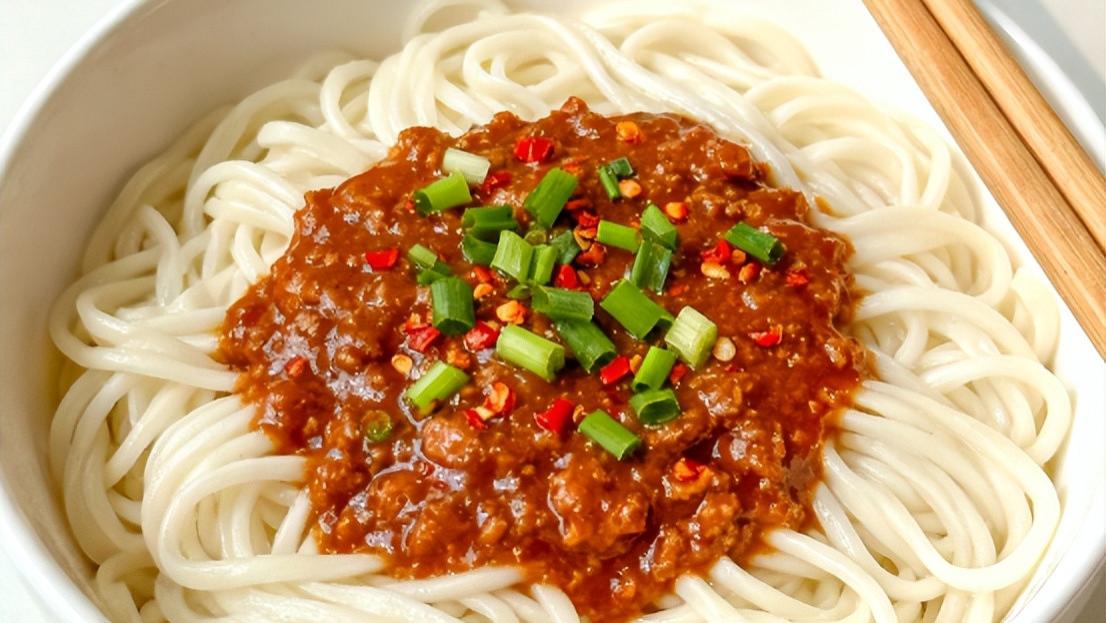 带酱料包的挂面：一口酱香，解锁便捷美味​