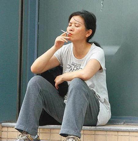 在我心目中整个香港娱乐圈最漂亮的就是蓝洁瑛了。即使她后来老了，精神不太正常了，不