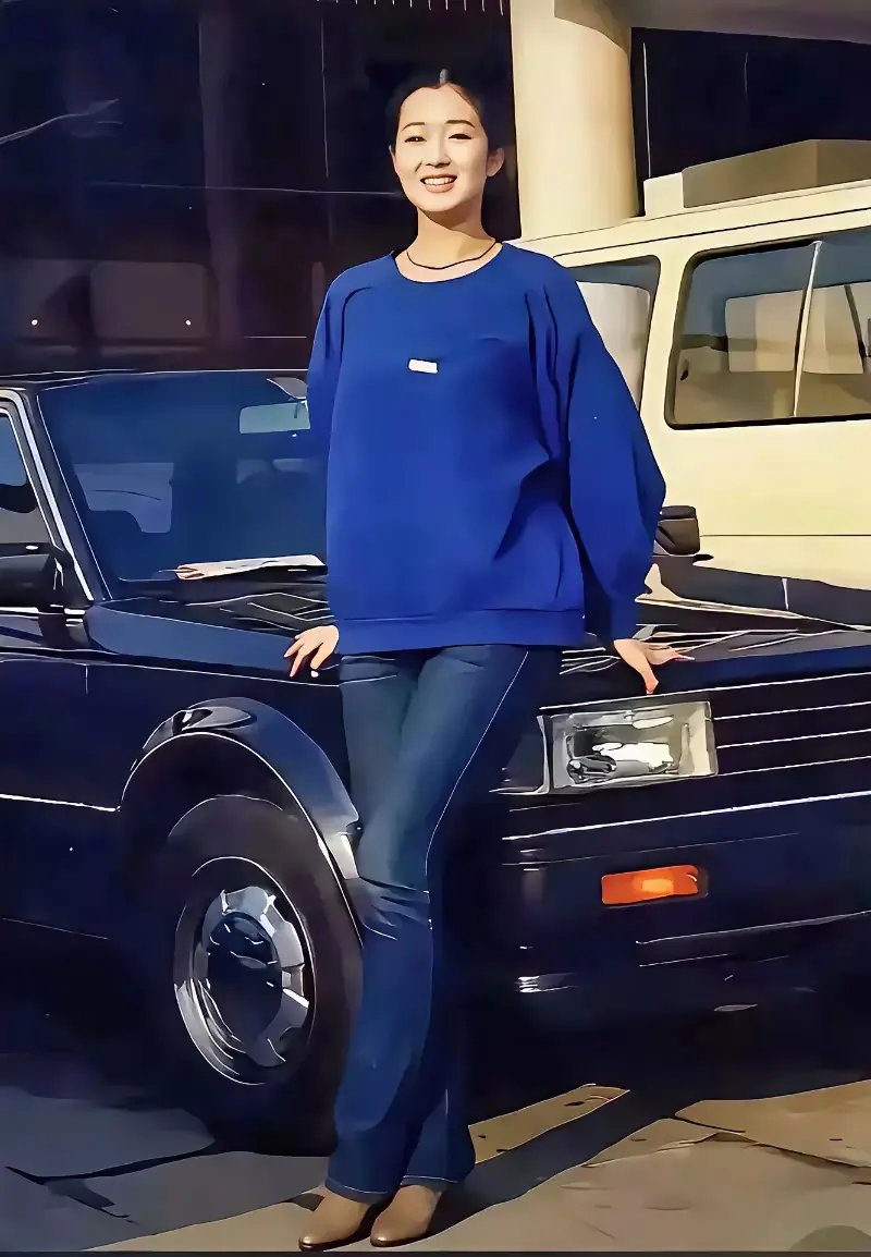 这是巩俐当年考入中央戏剧学院后，在校园闲暇时光留下的珍贵照片。