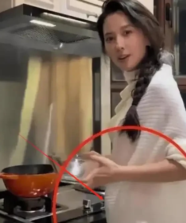 最近娱乐圈的“老男人们”可谓话题不断，仿佛集体迎来了“春天”。黄晓明与叶珂的故事