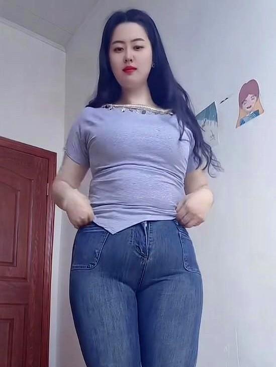 轻松穿搭，牛仔裤与T恤的完美搭配！
日常穿牛仔裤，选对裤型太重要啦！
直筒款不挑