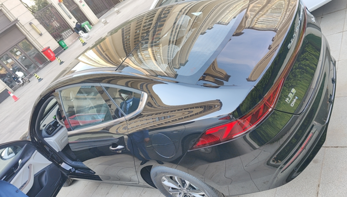 秦PLUS DM-i提车一个星期用车感受

55KM领先版，一开始预选颜色是白色