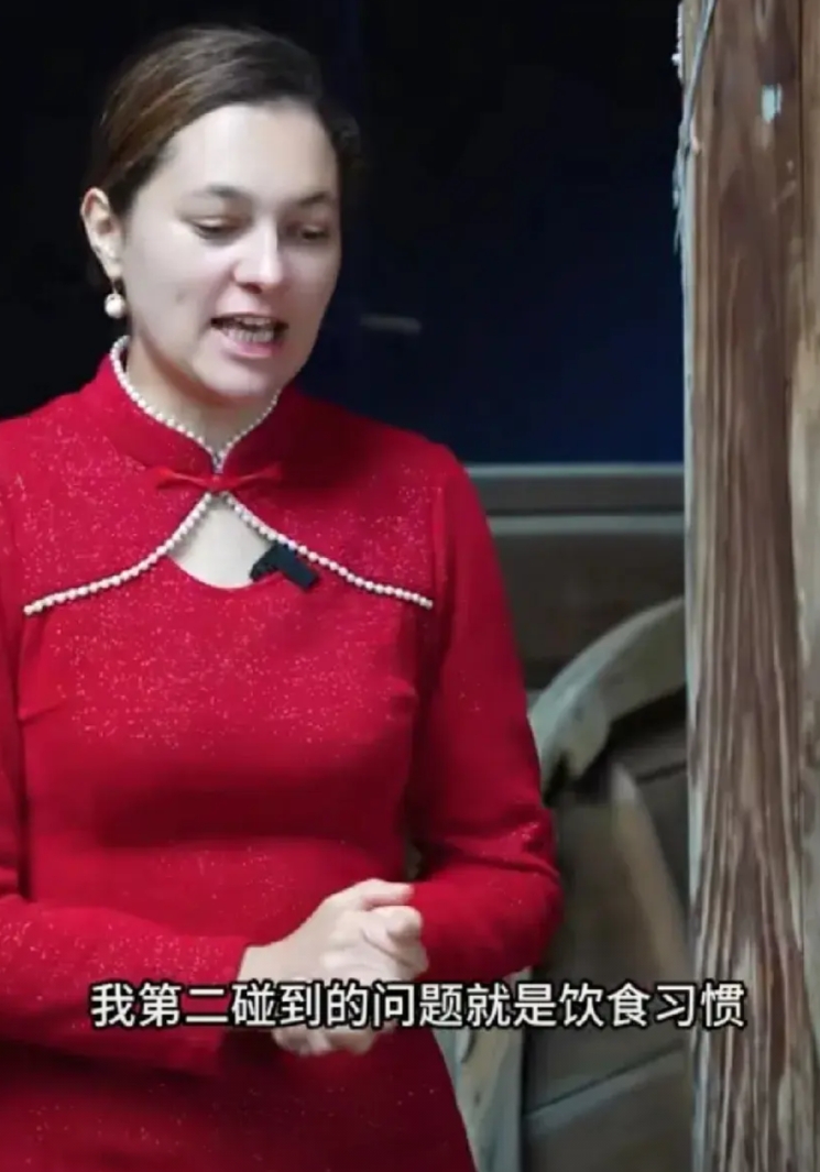 奇娜父母从2万公里的阿根廷来到中国，奇娜丈夫杨淙迎接父母，刚下机场见到奇娜父母，