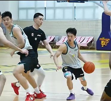 宏远内部5对5训练亮点多，任骏飞可能暗退，外援引进给年轻内线机会

宏远球迷基数