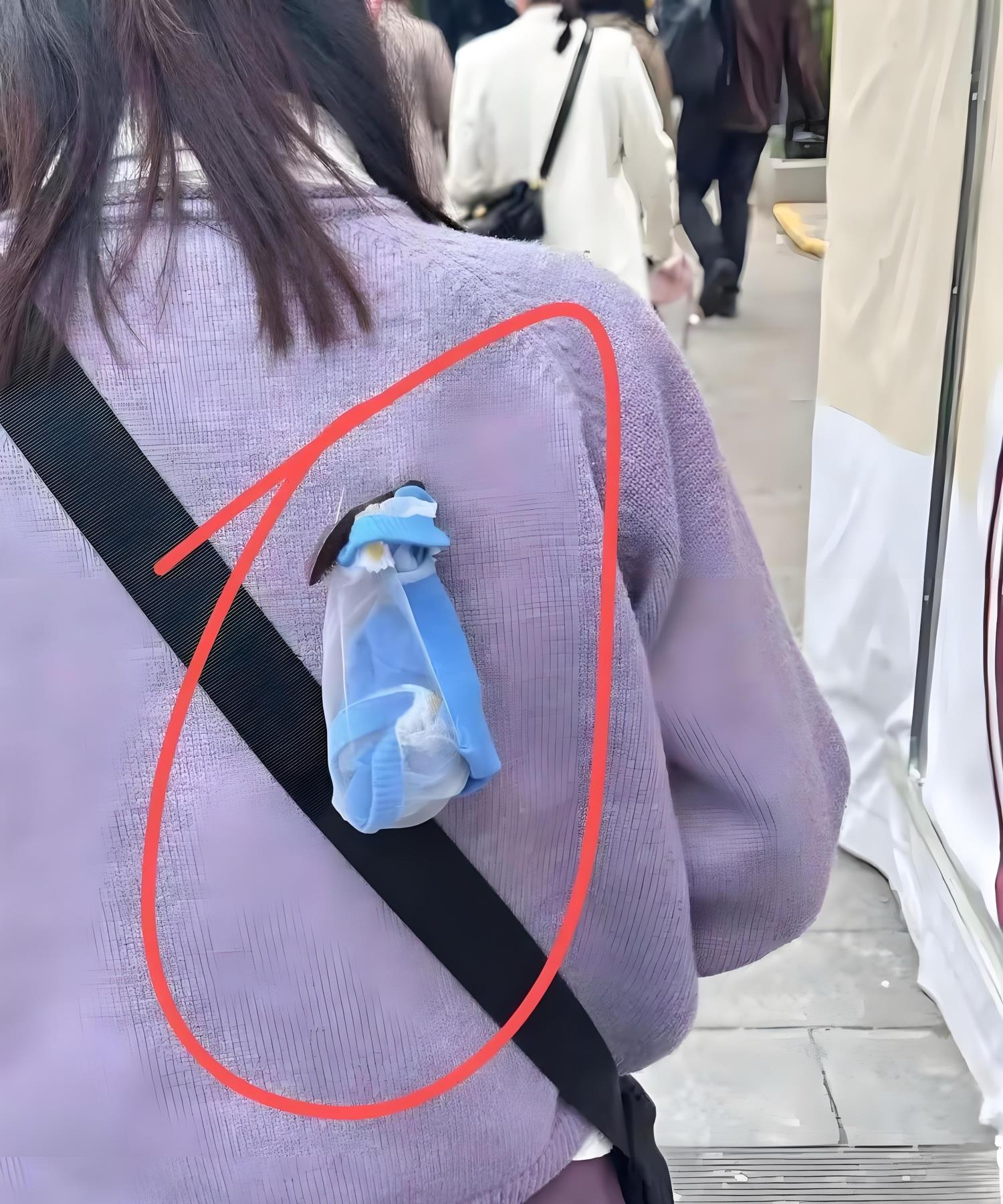 我已经跟她3条街了，铁子们我该怎么提醒她