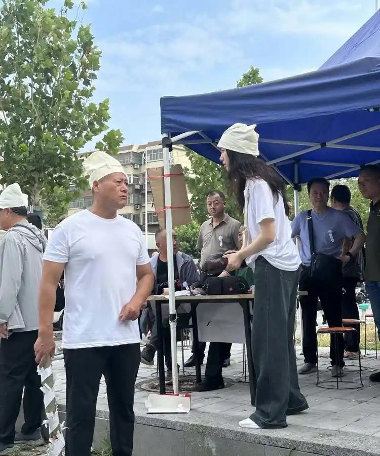 小区里的朱阿姨去世了，这几天来，为了安葬地点的事，四个儿女闹得不可开交。
朱阿姨