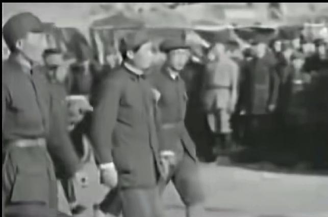 1943年9月16日，伟人在王震等人陪同下查看南泥湾 。
当天，伟人察看了庄稼，
