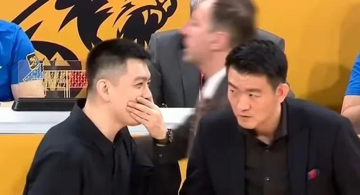还记得半决赛前杨鸣在王博面前得意忘形的样子吗？
辽宁队被广厦队3-0横扫，赛前谁