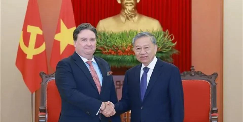越南书记苏林最后时刻还是选择倒向了美国。据报道，越南已经主动削减了美国一系列进口