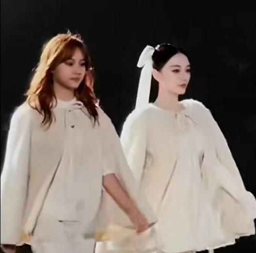 李小璐和女儿甜馨走场，竟看不出妈妈和女儿的年龄差。这么多年，娇小的李小璐一直没咋