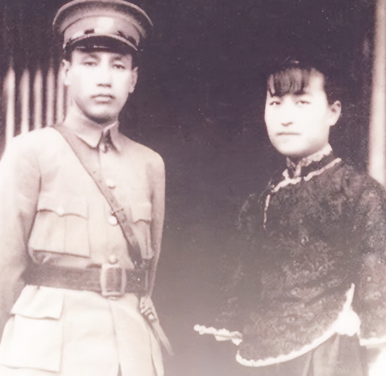 1906年，蒋介石一脚踢向妻子。瞬时，妻子捂着肚子倒下了，哀泣不止。蒋母怒了，大