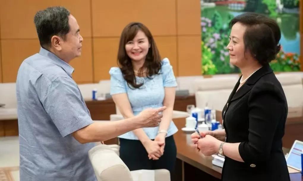 在工作场合，难得没有穿奥黛！
在越南国会的空隙，陈青敏跟内务部长范氏清茶和代表聊