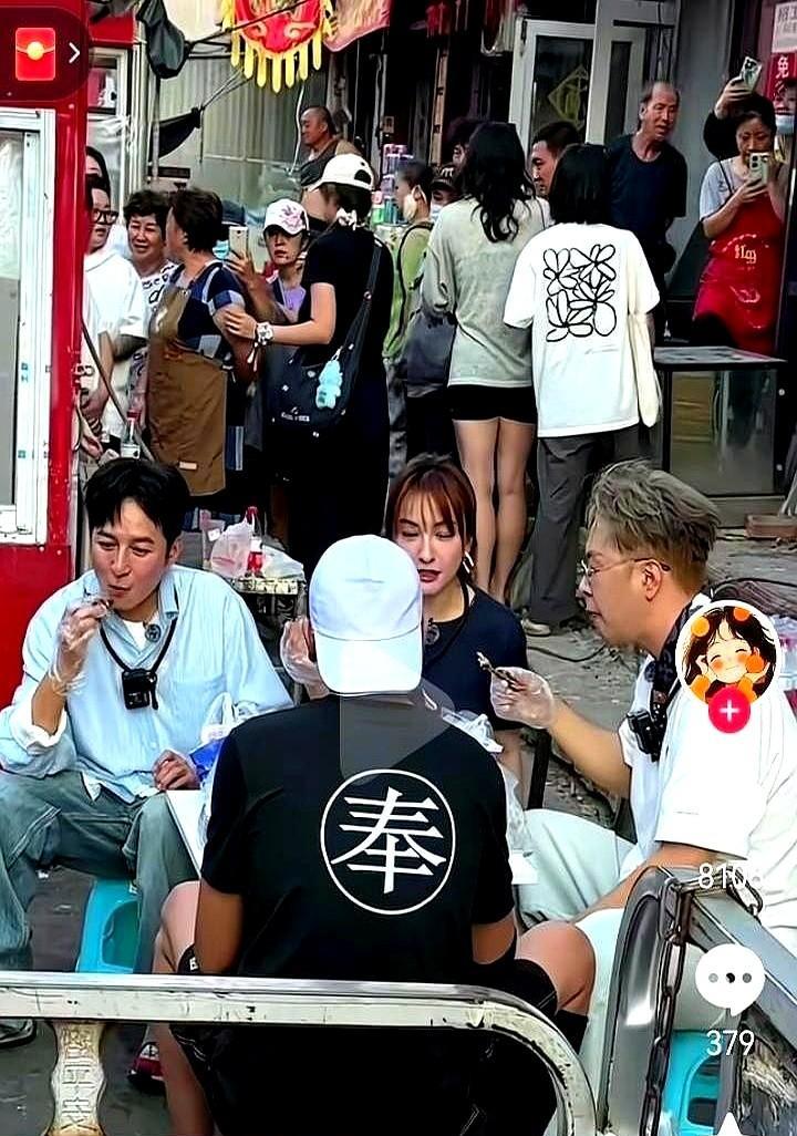洁癖明星蹲路边撸串，谁还端着？
镜头里，李维嘉一手油一手签，嘴角沾着孜然，和旁边
