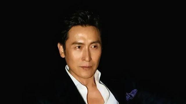 马德钟香港街头被“捕获”，高大威猛星味十足，儿子却被指像保镖