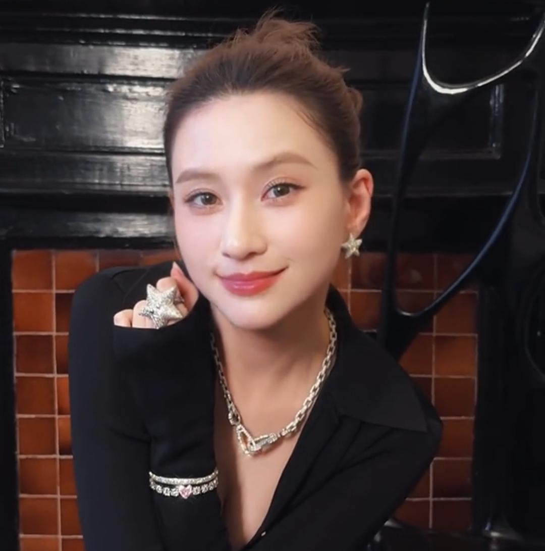 又美又多金，请问上帝给你关了啊扇窗，长得这么靓女.怎么还不生几个女娃.把优秀的基
