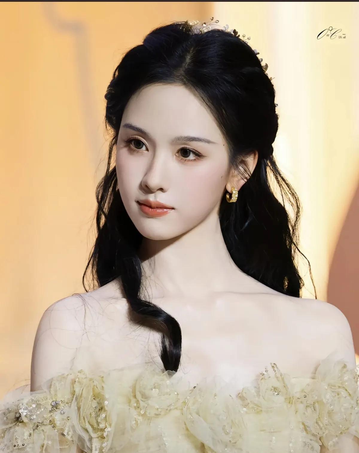 陈都灵身上的气质真的在娱乐圈找不到像的[流泪]陈都灵真的很努力的一个人。她之前直