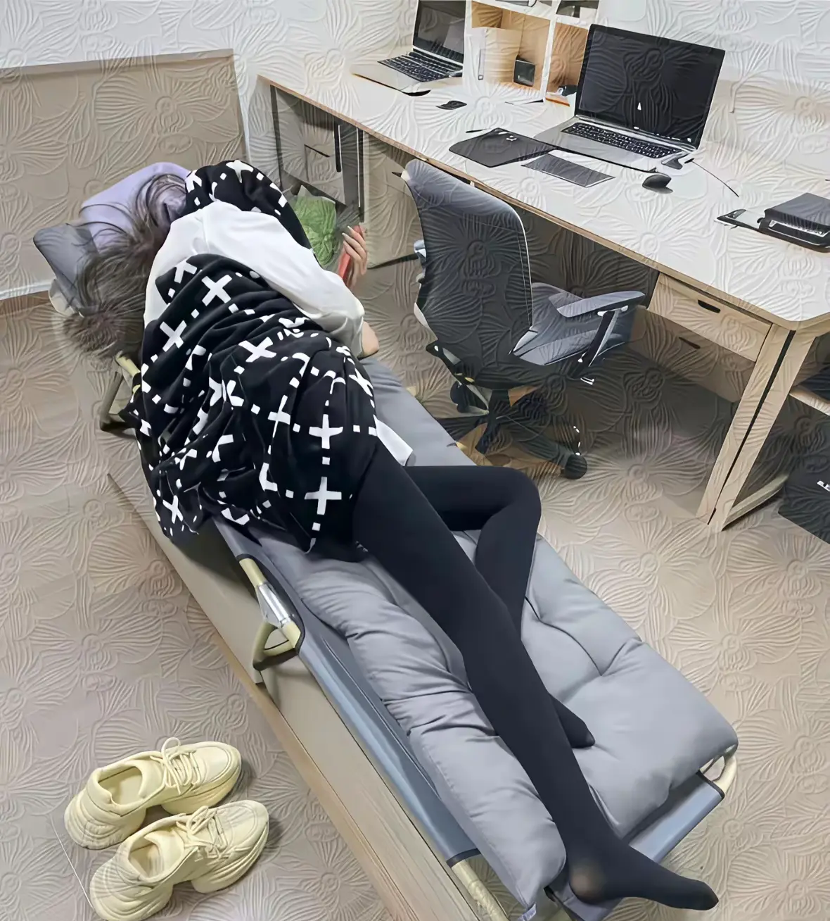 床这么小，同事这样也能午休？
