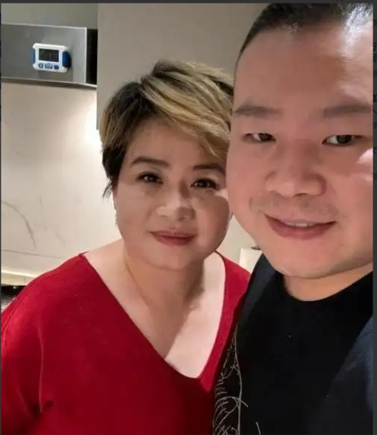 2010年，岳云鹏第一次去见郑敏的家里见她父母。他对着二老实诚的说道：我每个月工