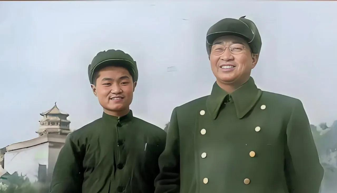 建国初期，在风景秀丽的北京颐和园，开国大将陈赓与长子陈知非留下了珍贵合影。照片中