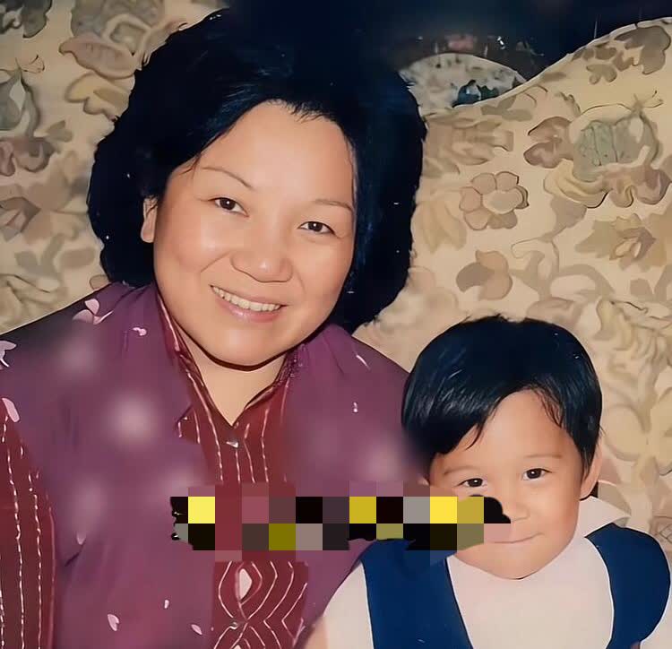 吕燕妮与霍启刚长子曾孙子霍中曦的一张留影，幸福之情溢于言表