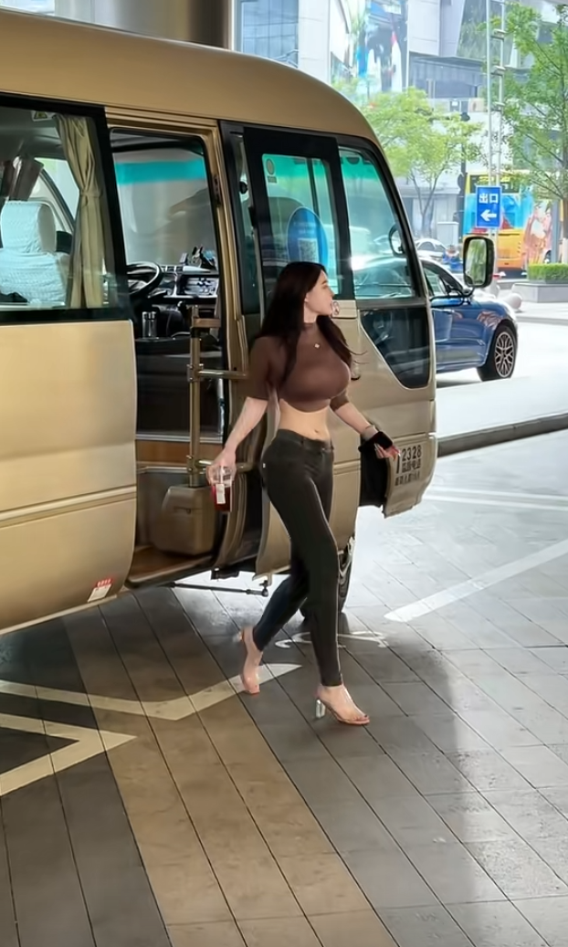 前面轮胎差一点点就要滚出去了，这车有问题