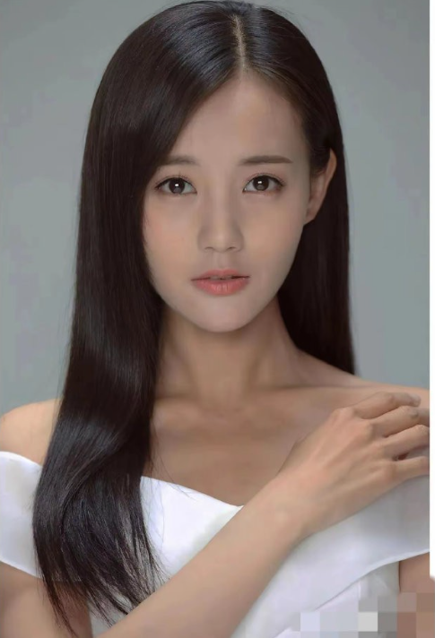 李一桐也是神奇，电视剧几乎都是女主，拍了几十部，资源好到爆，但就是不温不火 ​​