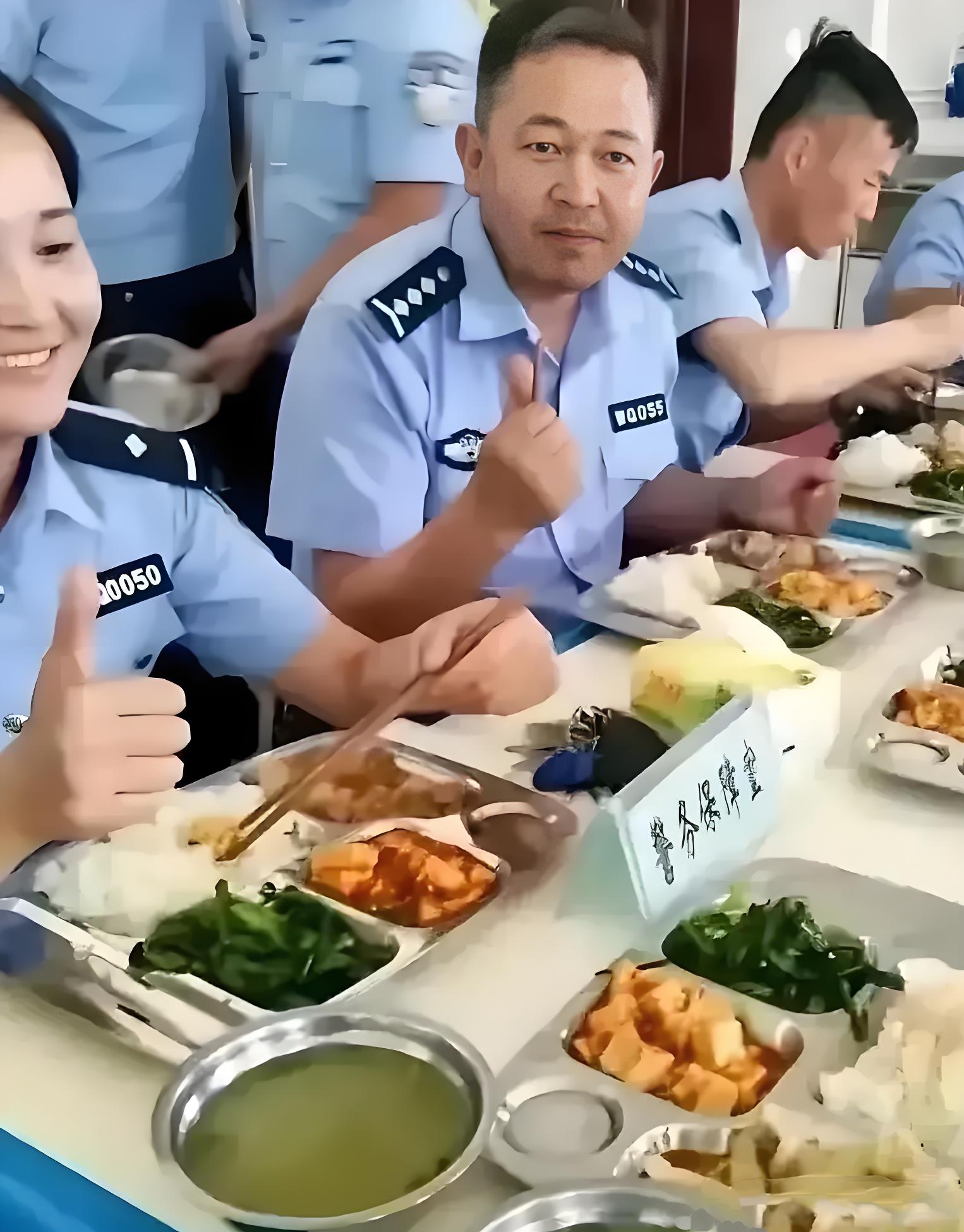 这两种制服到底有什么区别？
谁比较大？