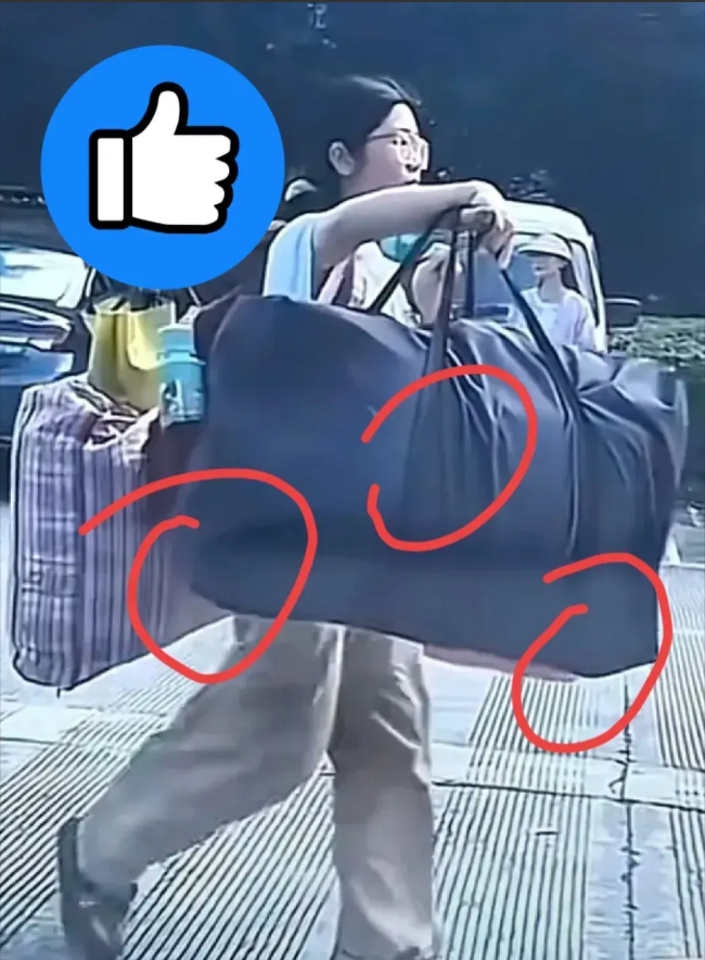 我给儿子看了“挑扁担女孩”，他沉默了很久，问我：“为什么不见她的父母来接她？”又
