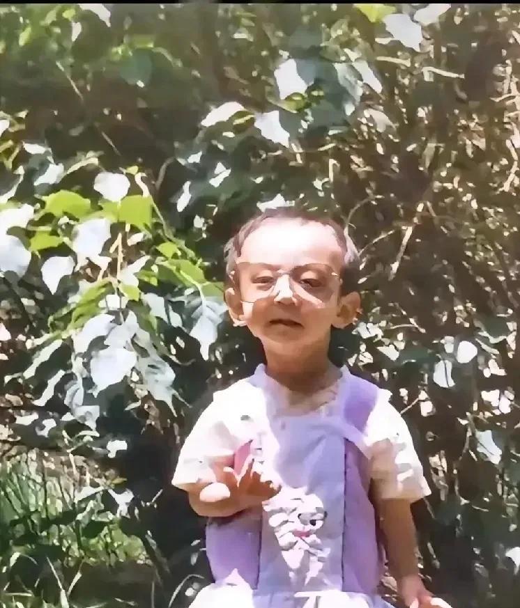 这真是引起全网群嘲的男人了。
看到张维伊这个习惯了，手永远拖着腮，是牙疼吧，还永