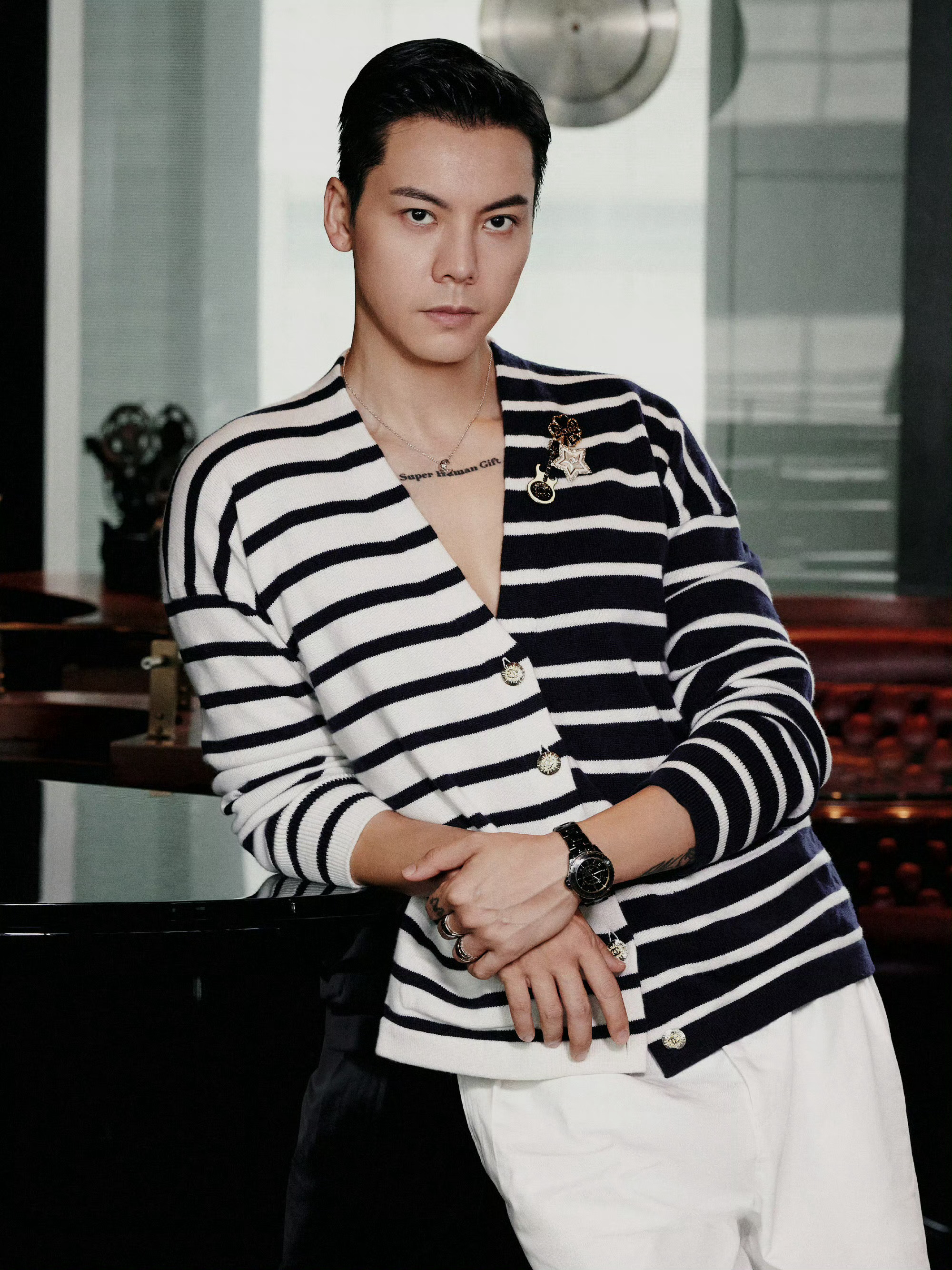 陈伟霆 黑白条纹衫写真
