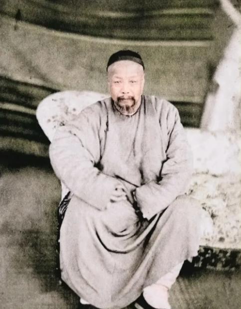1858年1月5日，广州城寒风刺骨，总督衙门内却灯火通明。叶名琛端坐在书案前，手