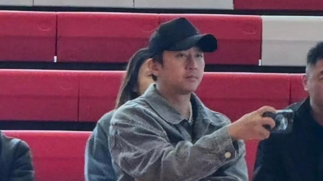 邓超孙俪现身儿子篮球赛，十三岁等等比爸爸还帅，两口子不停拍照